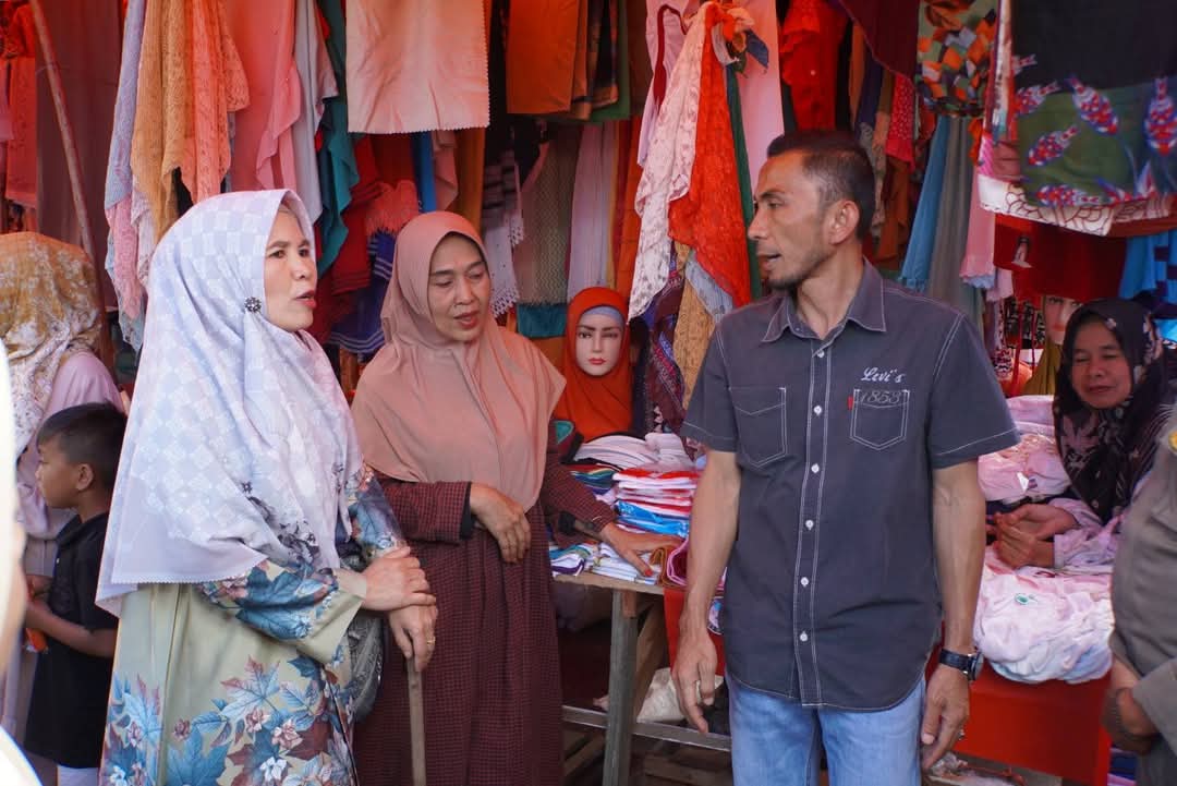 Wawako Allex Saputra, saat berdialog dengan salah seorang pedagang dikawasan pasar pusat Padang Panjang